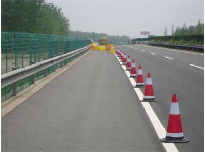 深圳小梅沙廠家批發施工紅色高水馬 防撞桶 警示牌 路錐等