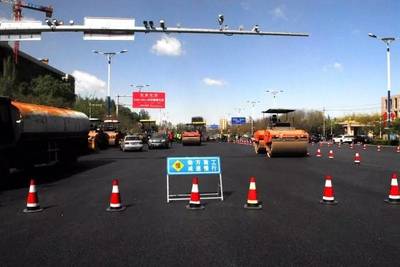 【出行】市政工程管理局在行動:改造機場高速路、敕勒川大街等16條破損嚴重的中心區道路后提示
